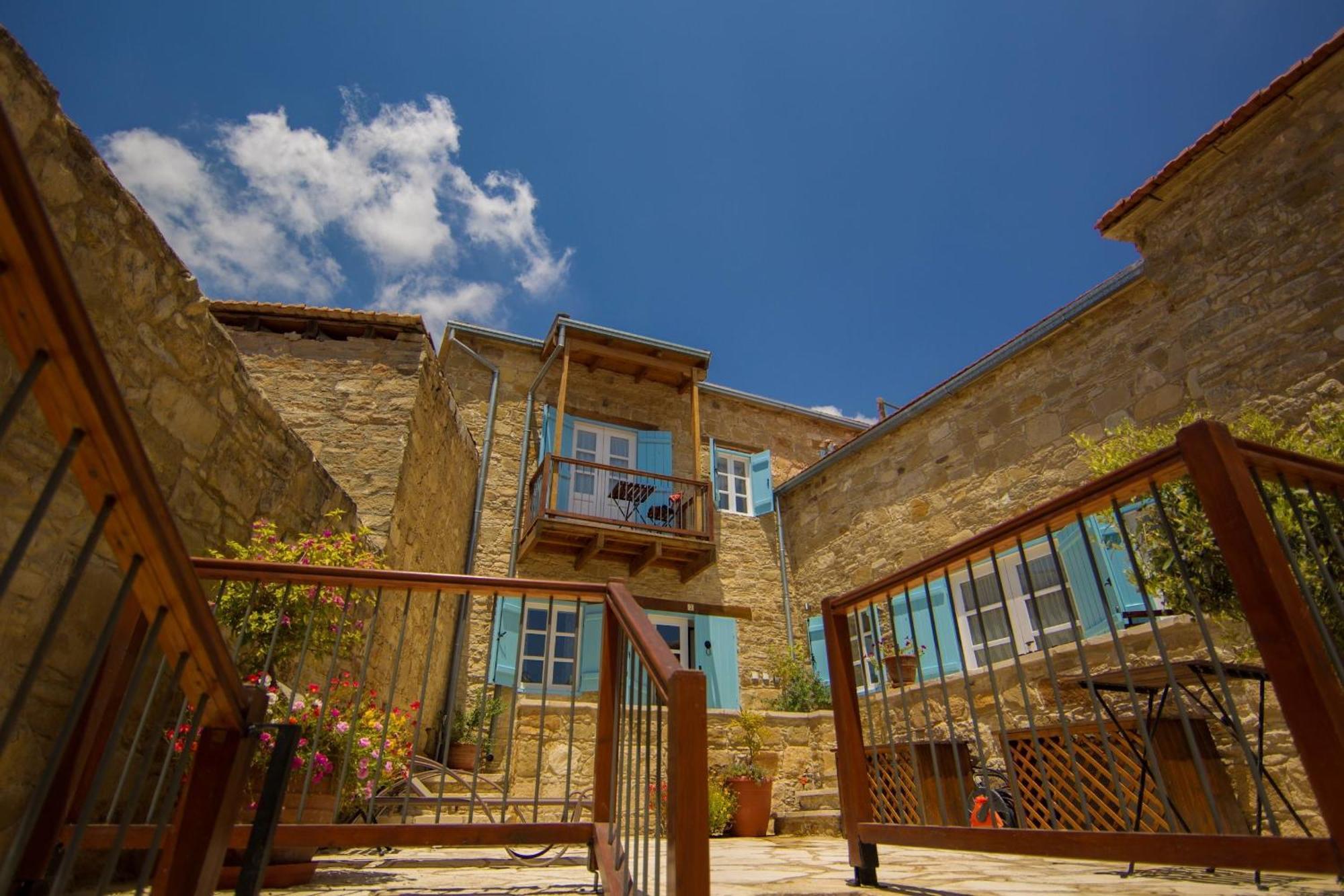 Dolphin Guest House And Studios Tochni Bagian luar foto