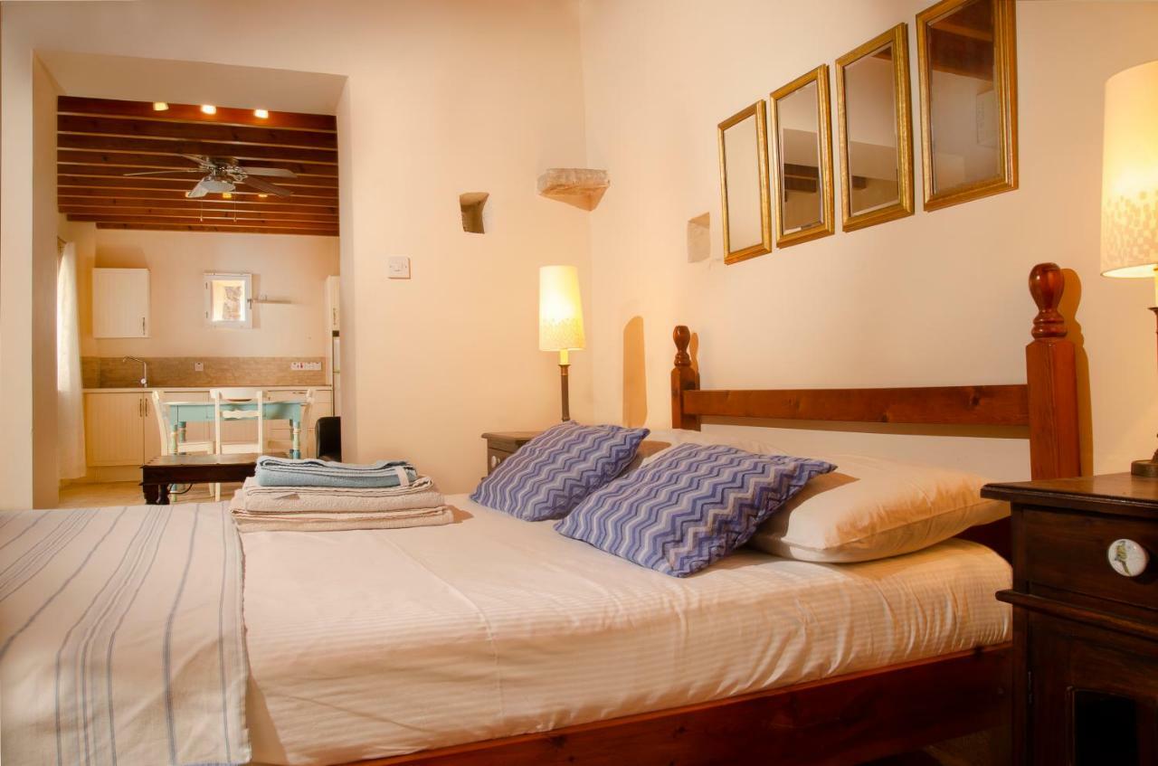 Dolphin Guest House And Studios Tochni Bagian luar foto